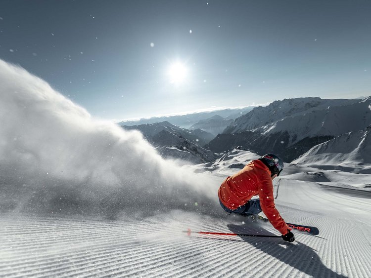 Skiing fun in Ischgl: your hotel on the slopes